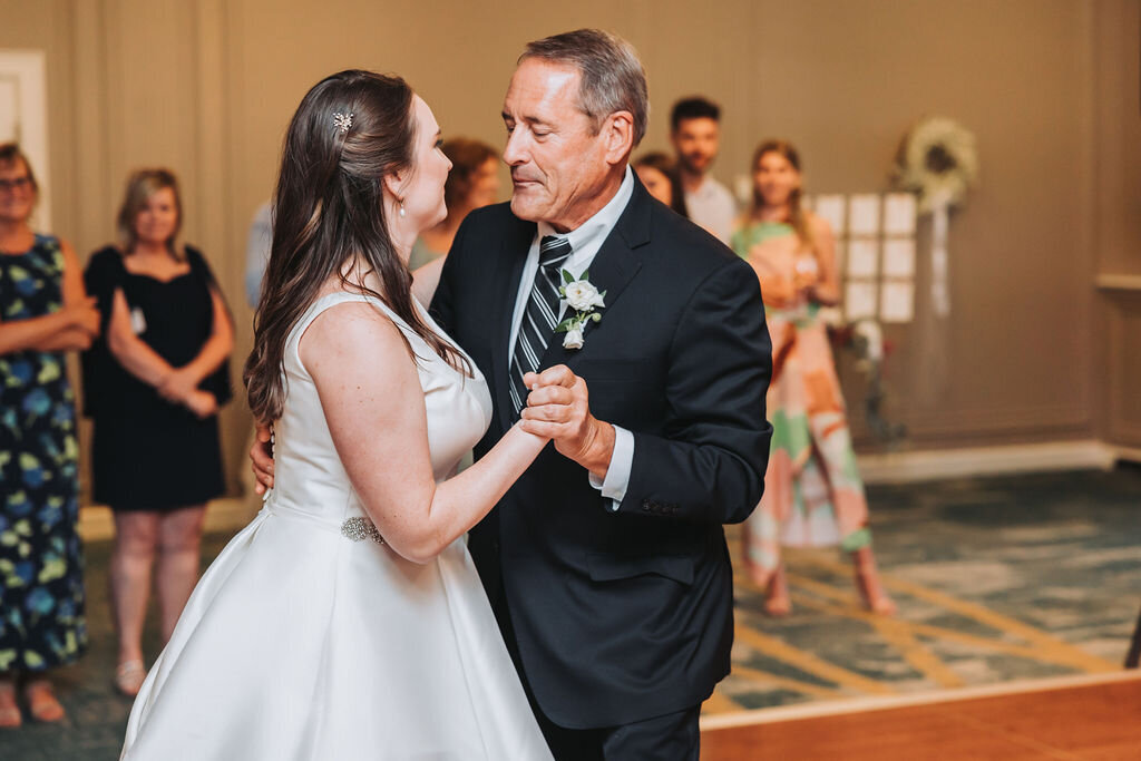ErinandMike-MariahKastenPhoto-MichiganWeddingPhotographer-325