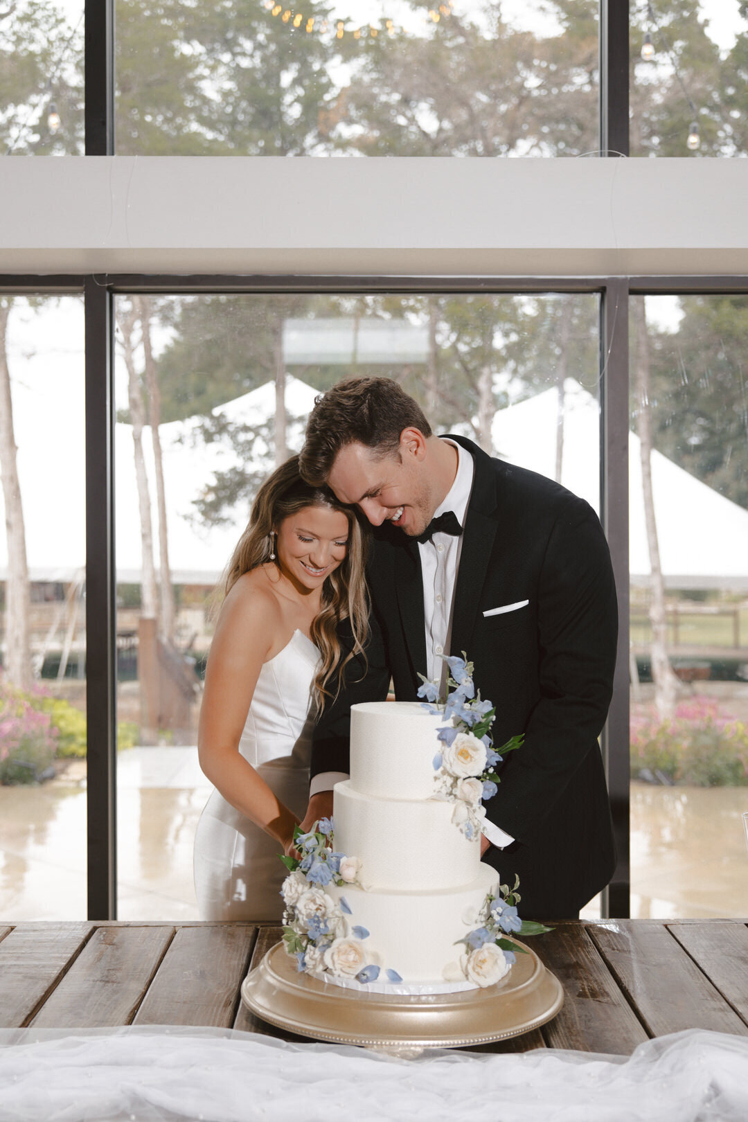 reuben-wedding-teasers-prairie-hill-vineyard-kayxbee-84