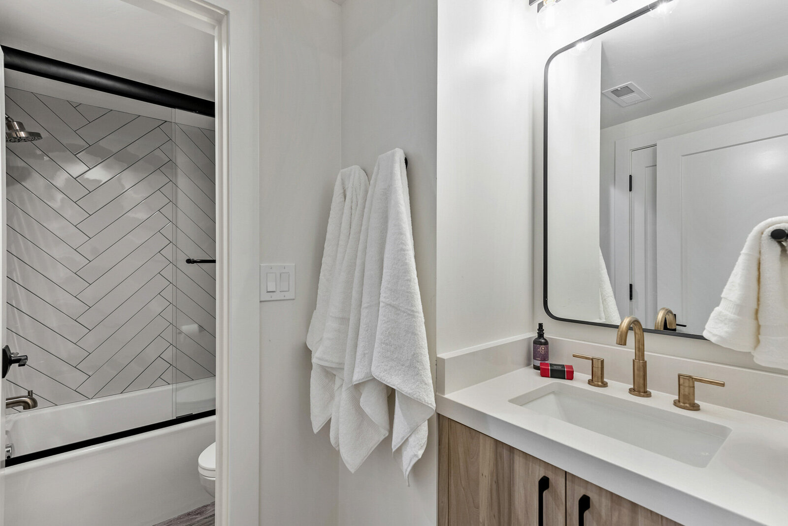Vacation-Home-Interior-Designer-Chalet-and-Co-modern-bathroom