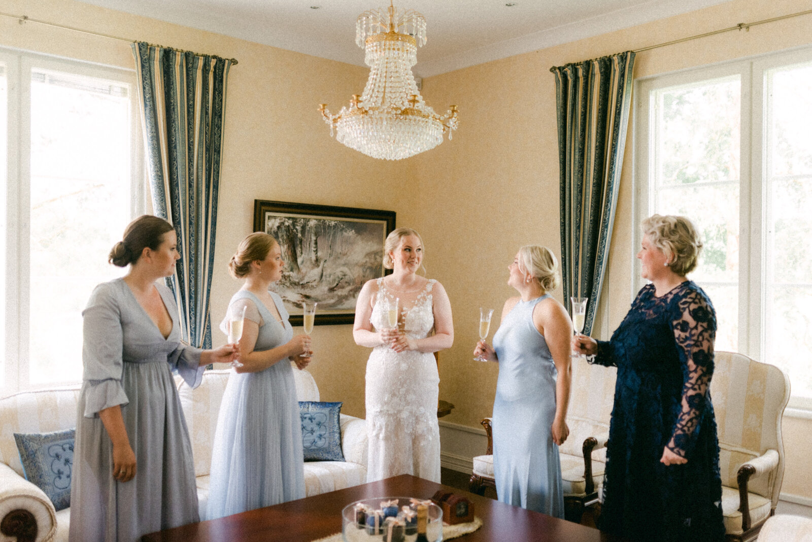 The bridal team toasting for the bride in an image photographed by wedding photographer Hannika Gabrielsson.