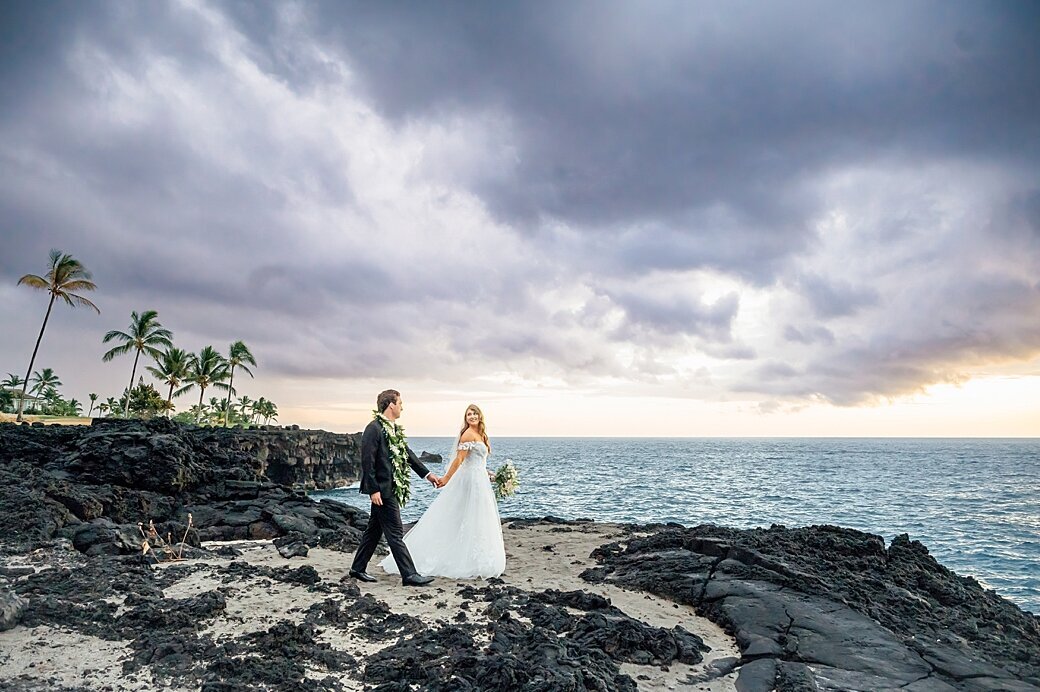wedding couple on the cliffs in kona