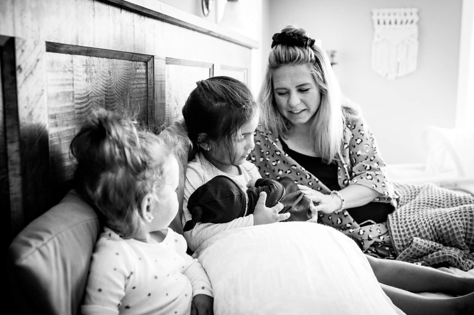 London-ontario-home-birth-newborn-family-on-bed