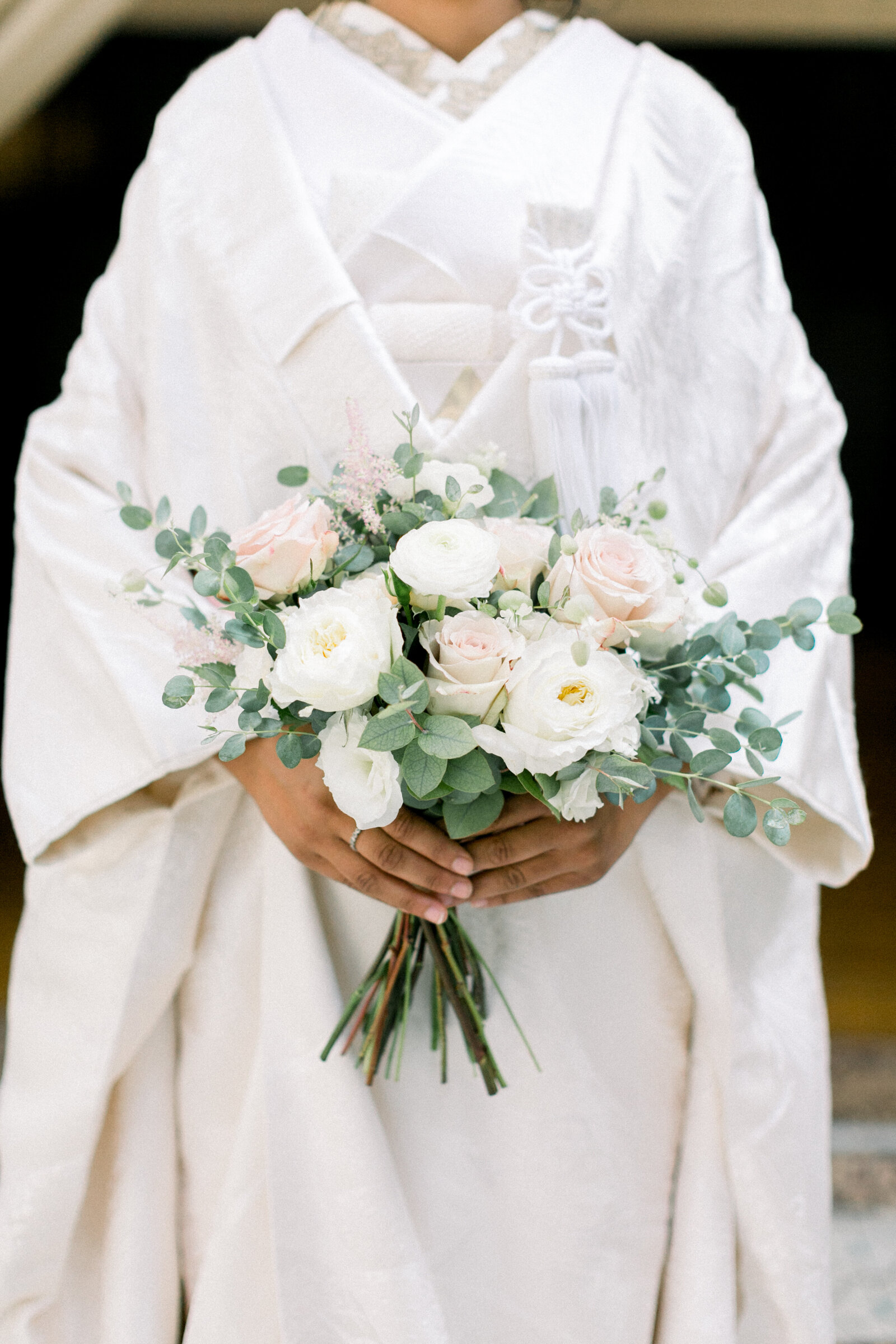 Close-up of bridal bouquet with blush roses and white ranunculus held by bride in white shiromuku wedding kimono at The Ebell Club Long Beach, Los Angeles California, ideal for wedding kimono rental | 白無垢花嫁が持つピンクローズとラナンキュラスのブーケ クラシックなエベルクラブ ロサンゼルス　着物レンタル可能