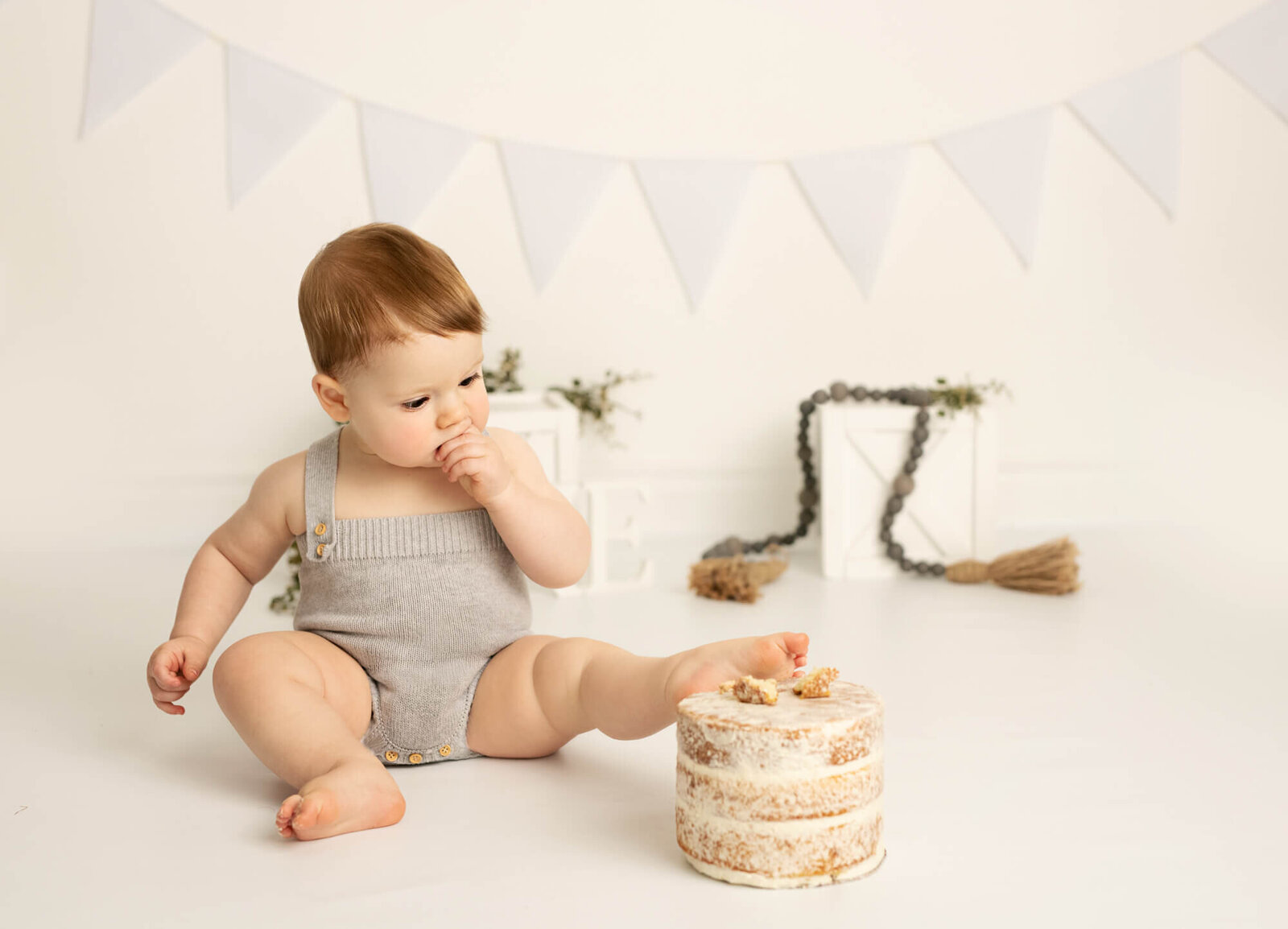 Cake smash with simple cake and background
