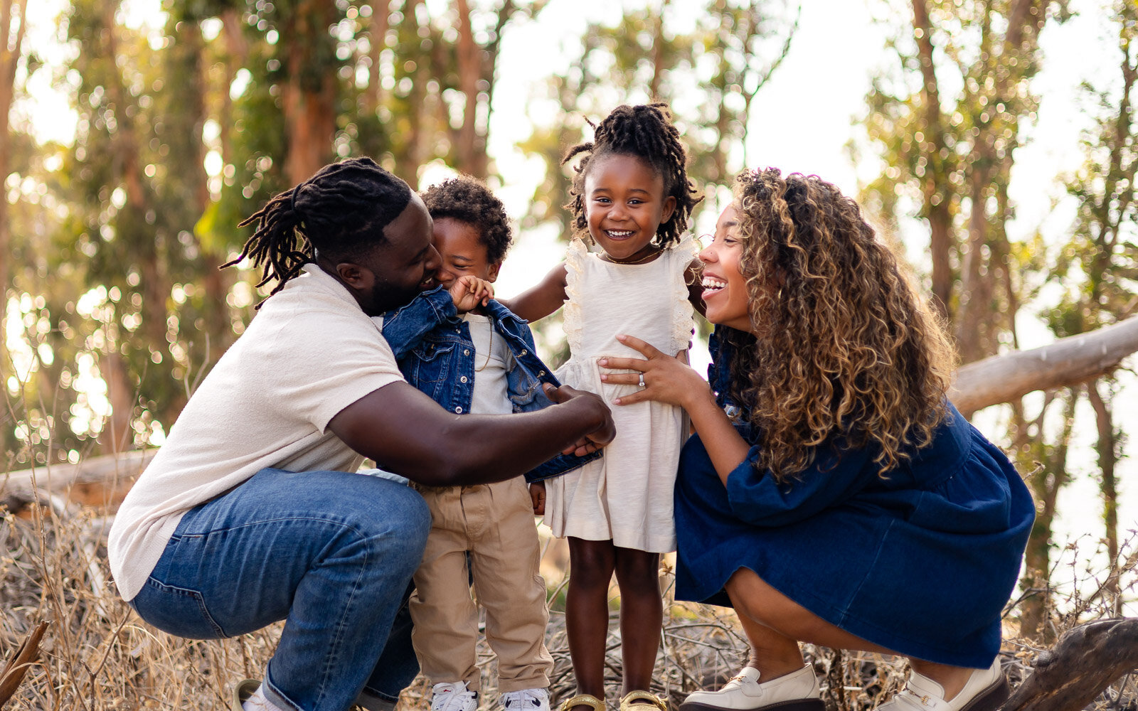 Outdoor family portrait with kids smiling in the woods – Family Photographer Ellobelle Photography