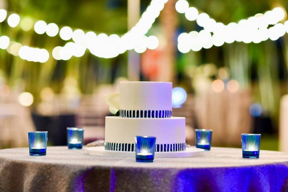 Dreamday Destinations- blue and white wedding cake