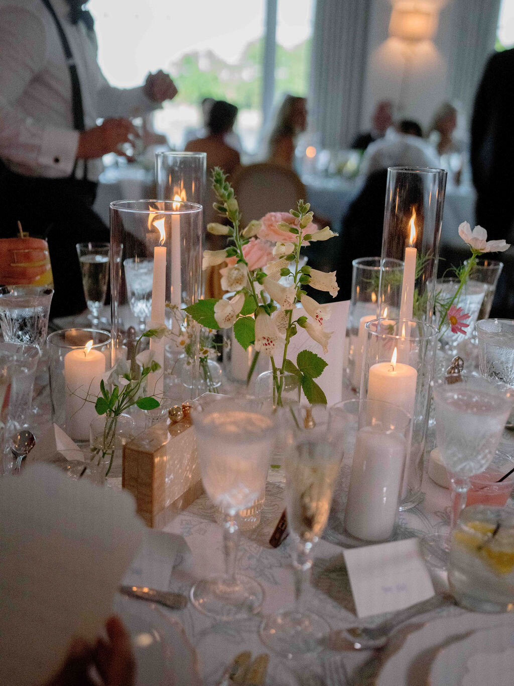 38Kate Campbell Floral The Oaks waterfront summer wedding by Julie Livingston photo