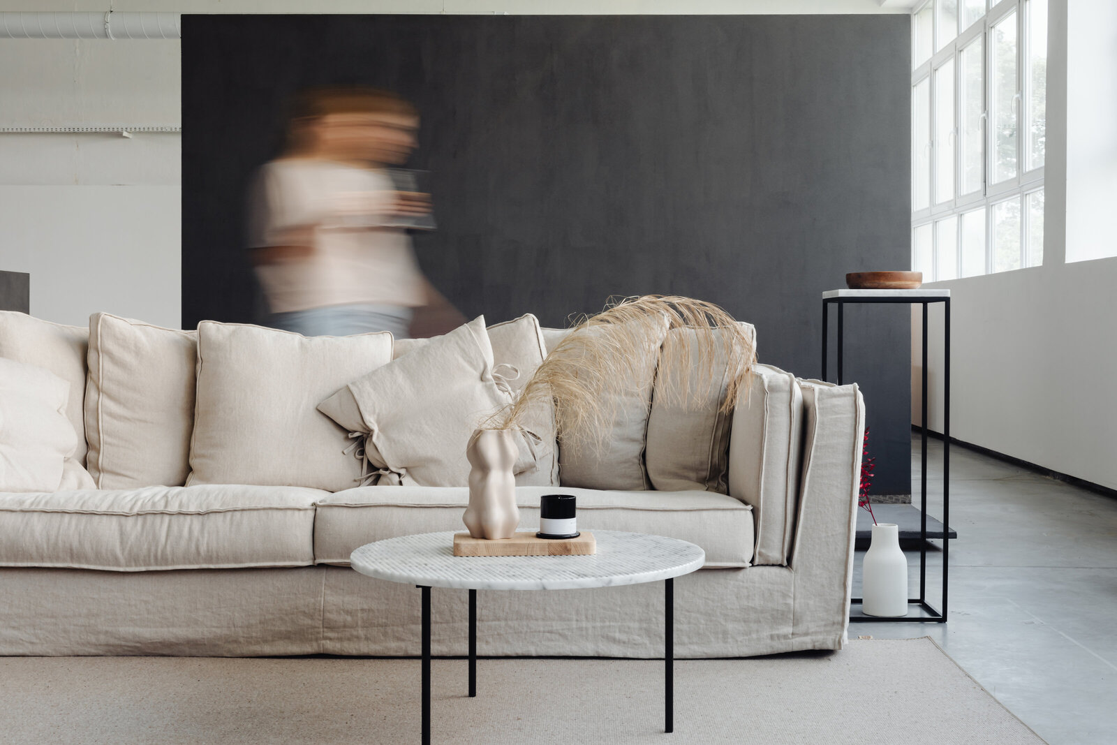 kaboompics_marble-round-table-linen-sofa-beige-living-room-vase-candle-dries-22140