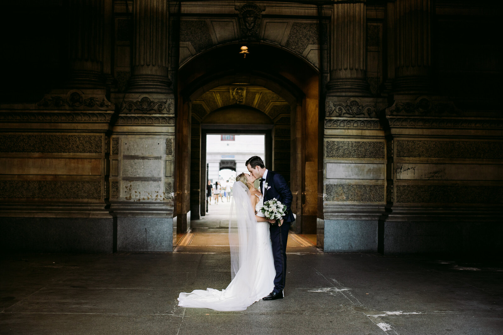 bride and groom philadelphia city hall
