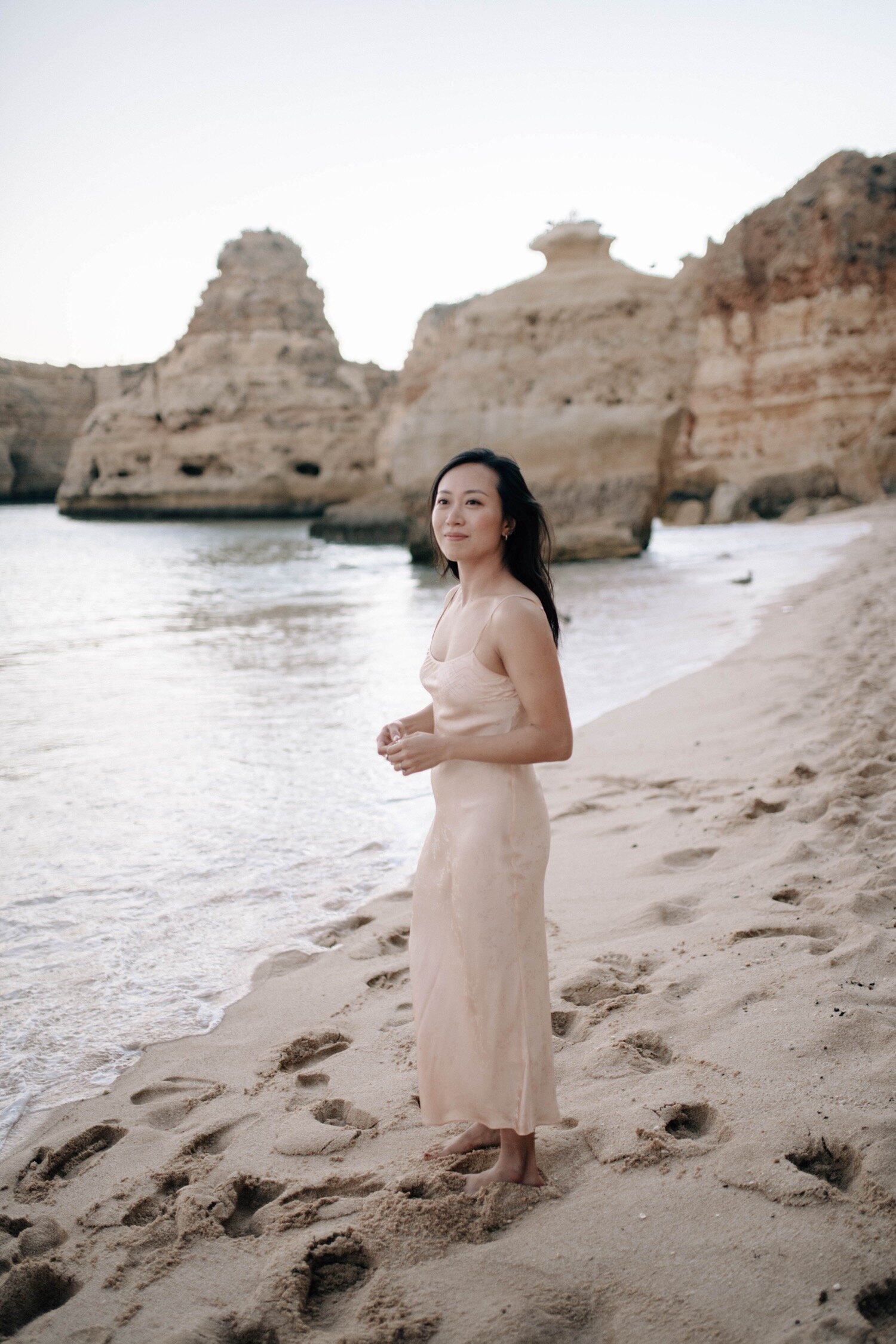 20_Flora_And_Grace_Portugal_Editorial_Wedding_Photographer Lisboa_Wedding_Photographer-146_Natural editorial wedding photographer at the Algarve coast in Portugal. Discover the wedding photography of Flora and Grace.
