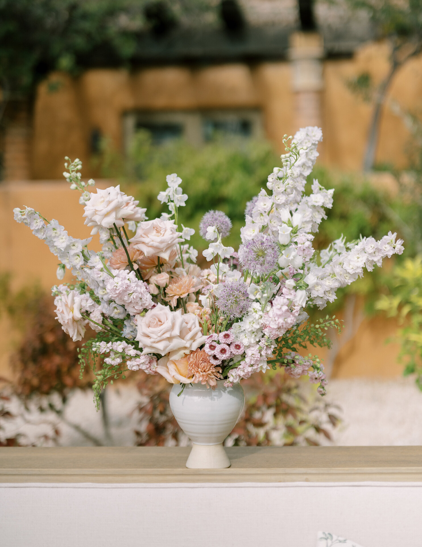 florists-phoenix-az-bar-floral-arrangement-florists-phoenix-az-white-blush-purple