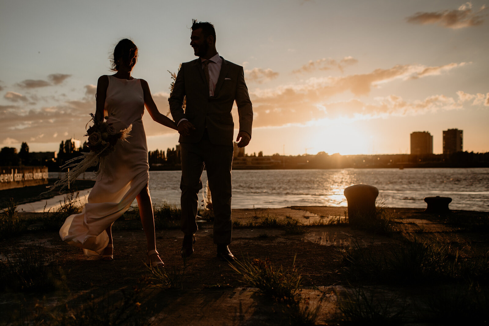 Een moment samen tijdens het huwelijk op de Kaai in Antwerpen tijdens de ondergaande zon