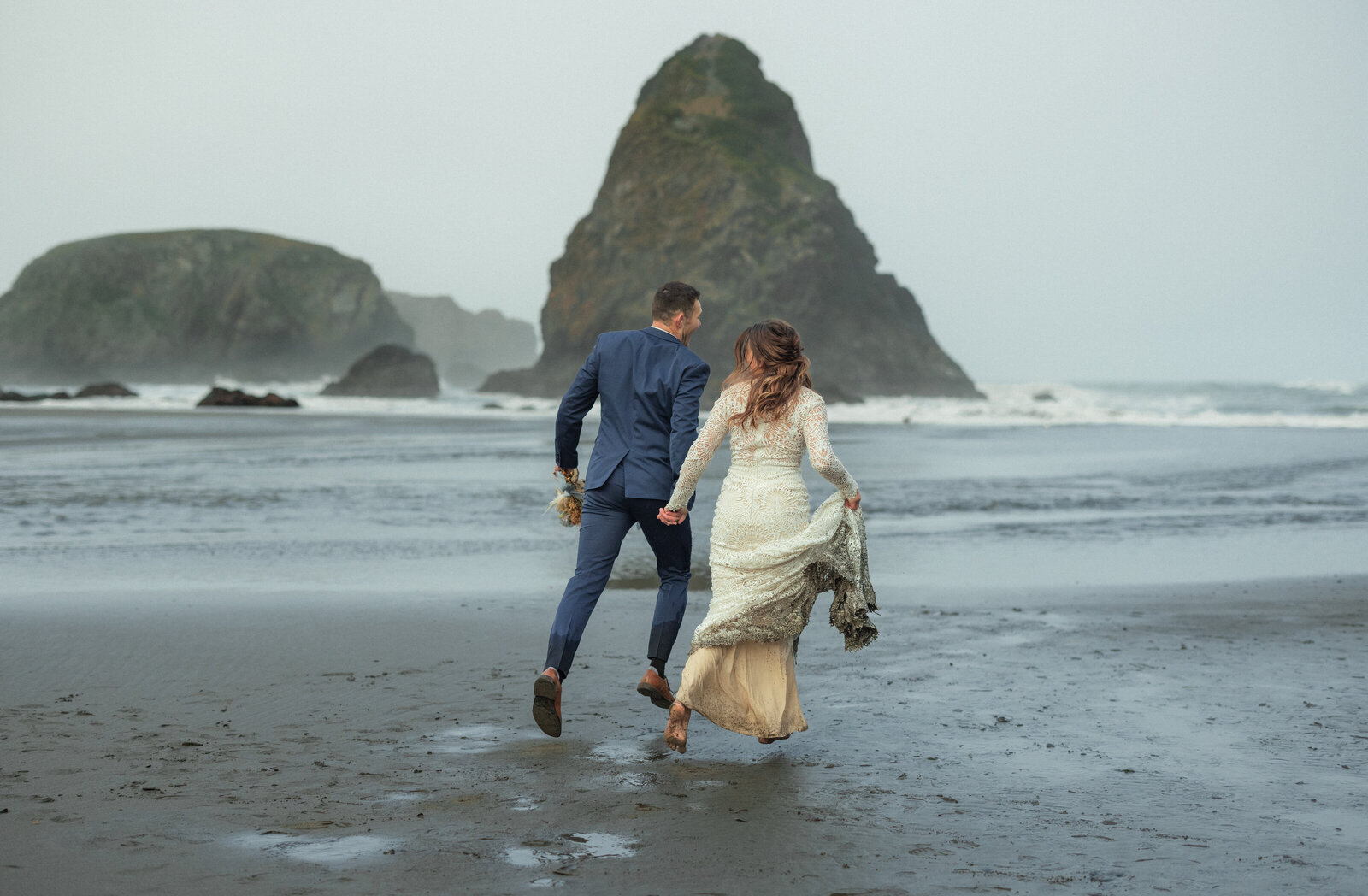 A couple eloping in the Oregon coast. Photo taken by Kollar photography. Arizona Elopement photographer