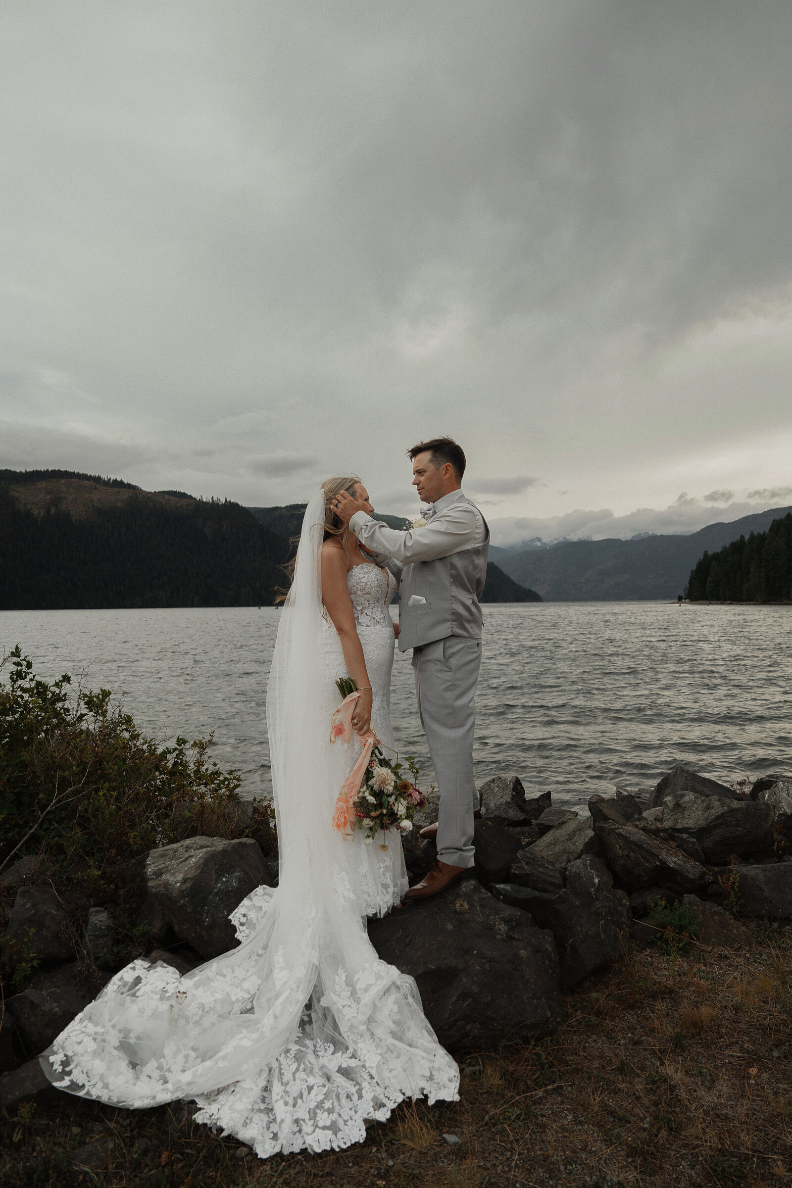 latitude-49-photography-km-fish-and-game-club-wedding-vancouver-island-portraits-4907805