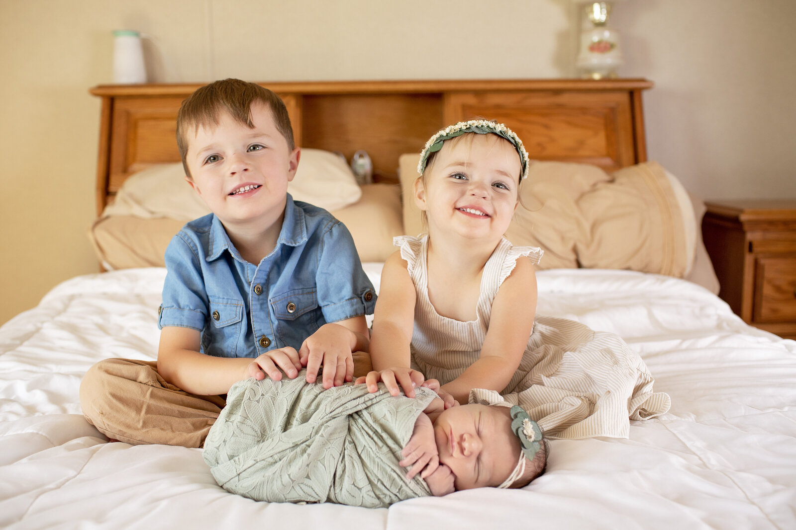 Family-newborn-lifestyle-session-baby-with-siblings