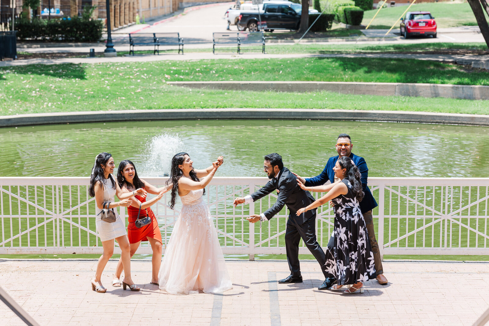 Wedding-fun-poses-photographer