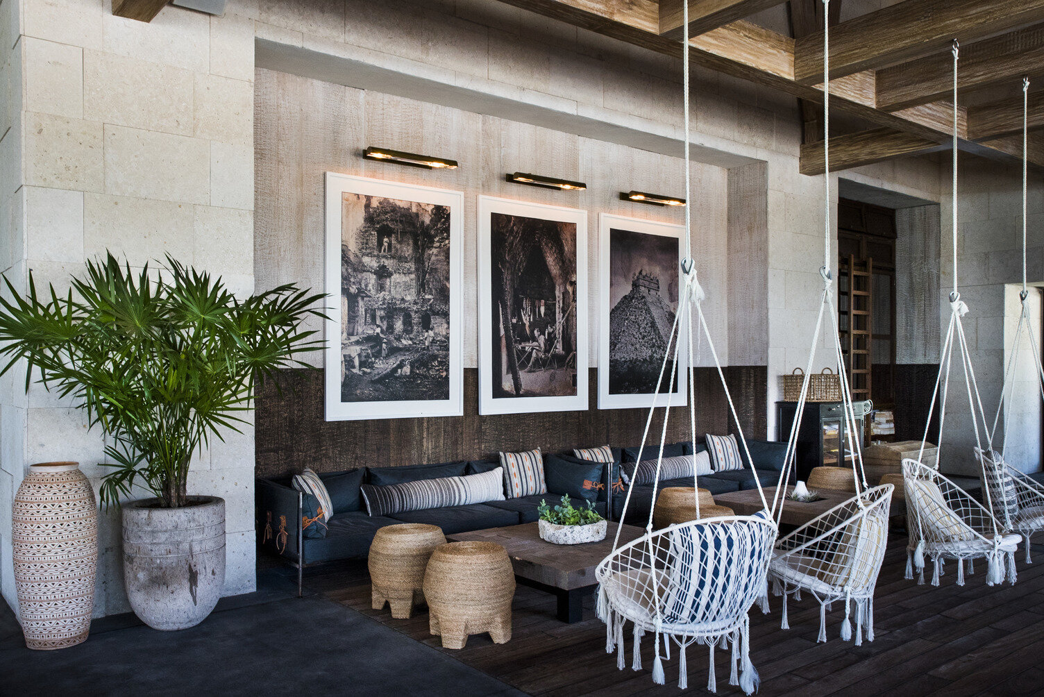 2087 Restaurant - Swinging chairs
