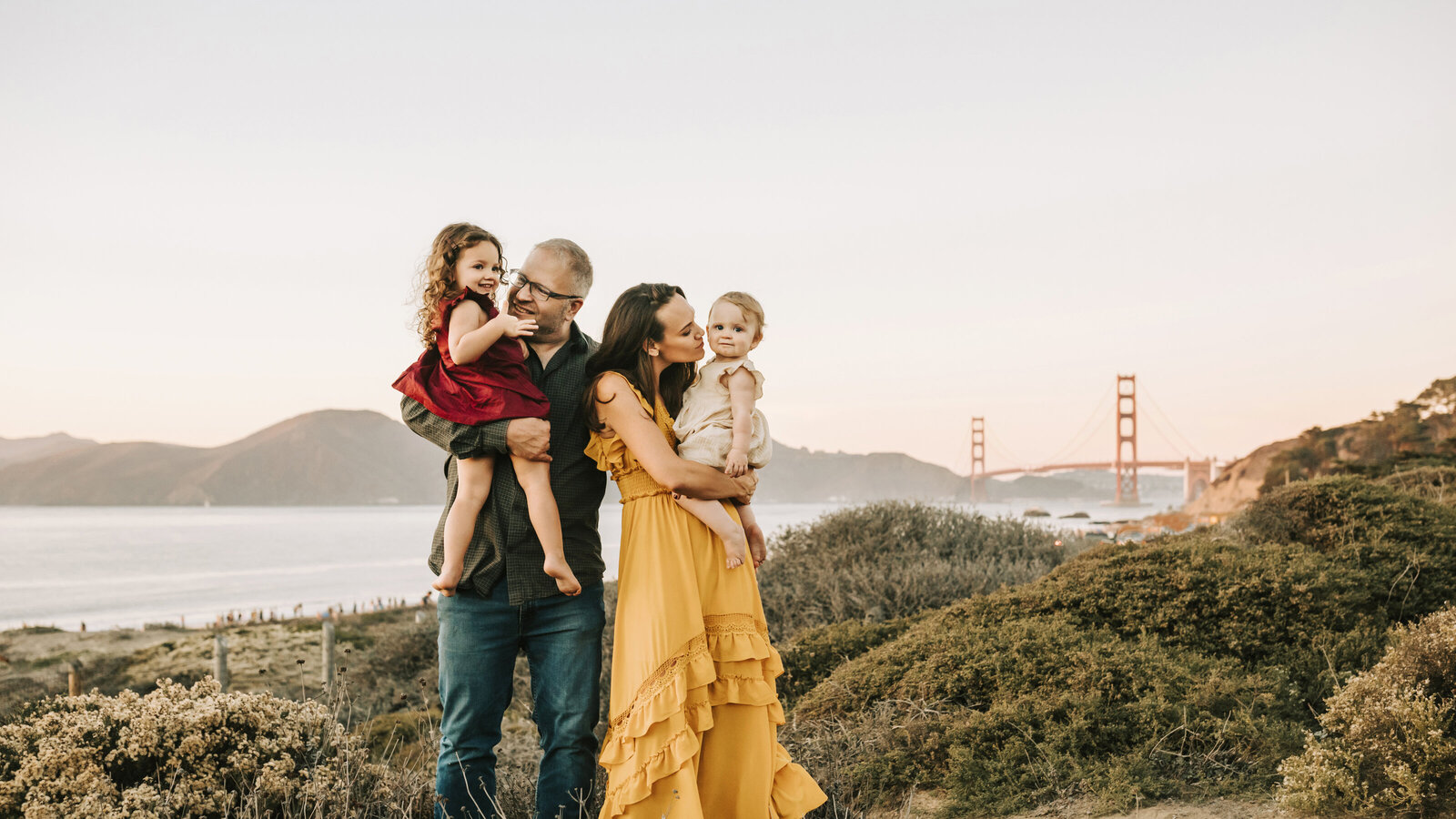 family lifestyle picture at golden gate bridge