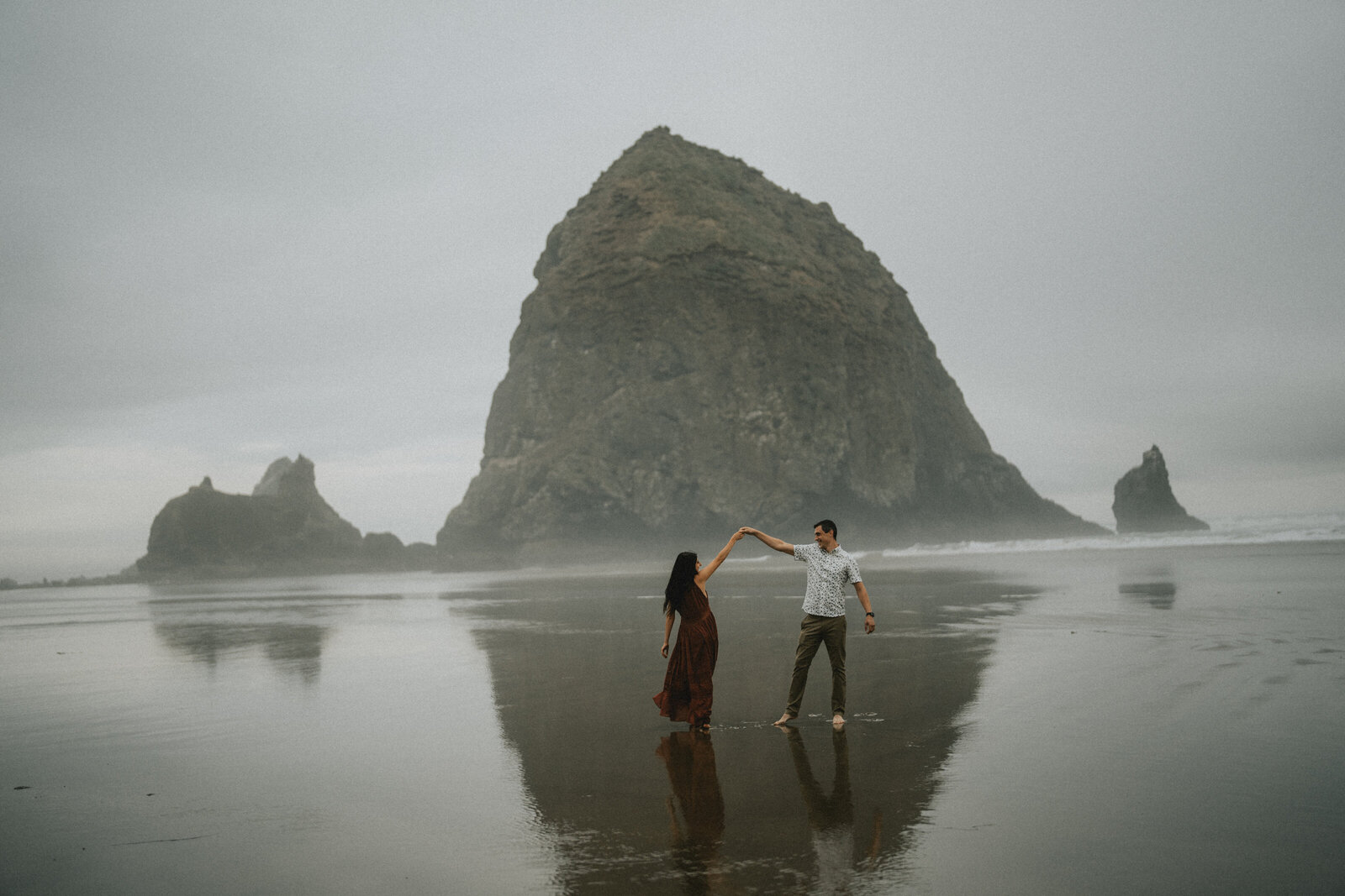 elopement photographer in oregon takes pictures