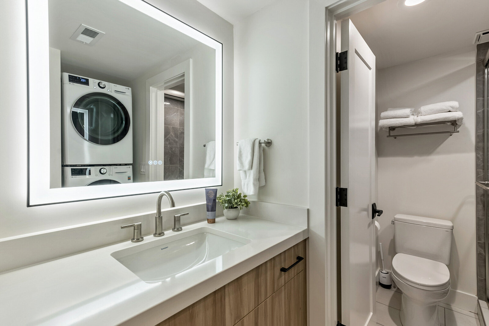 Vacation-Home-Interior-Designer-Chalet-and-Co-mdoern-bathroom-design