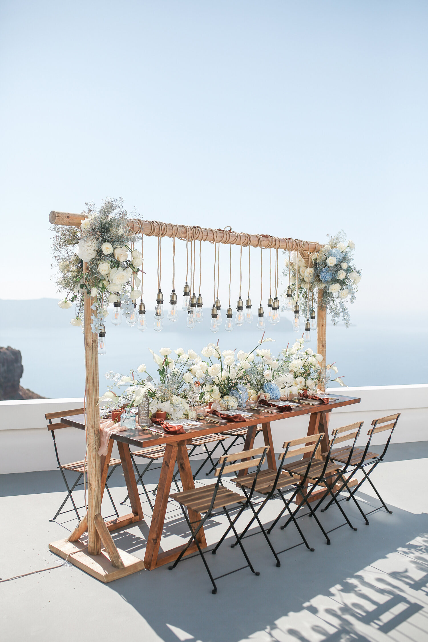 Santorini-rooftop-table-setup