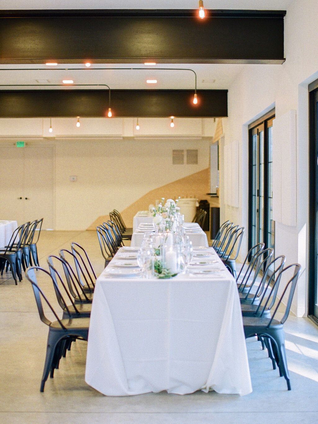 wedding-reception-dining-simple-modern-elegant-black-white-greenery