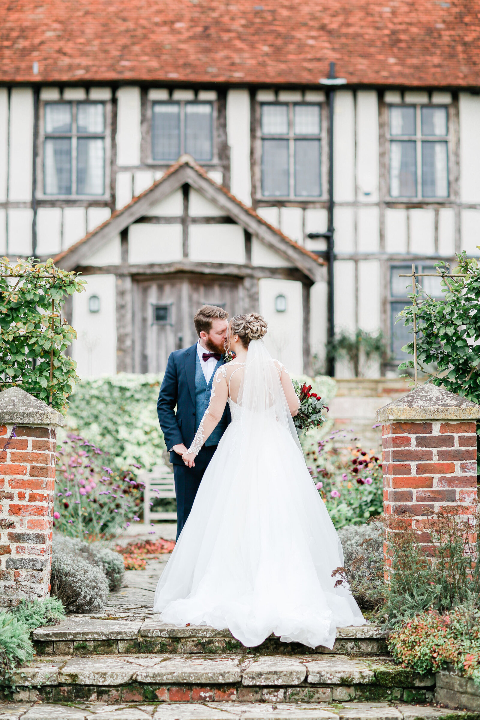 bride-groom-stairway-kissing