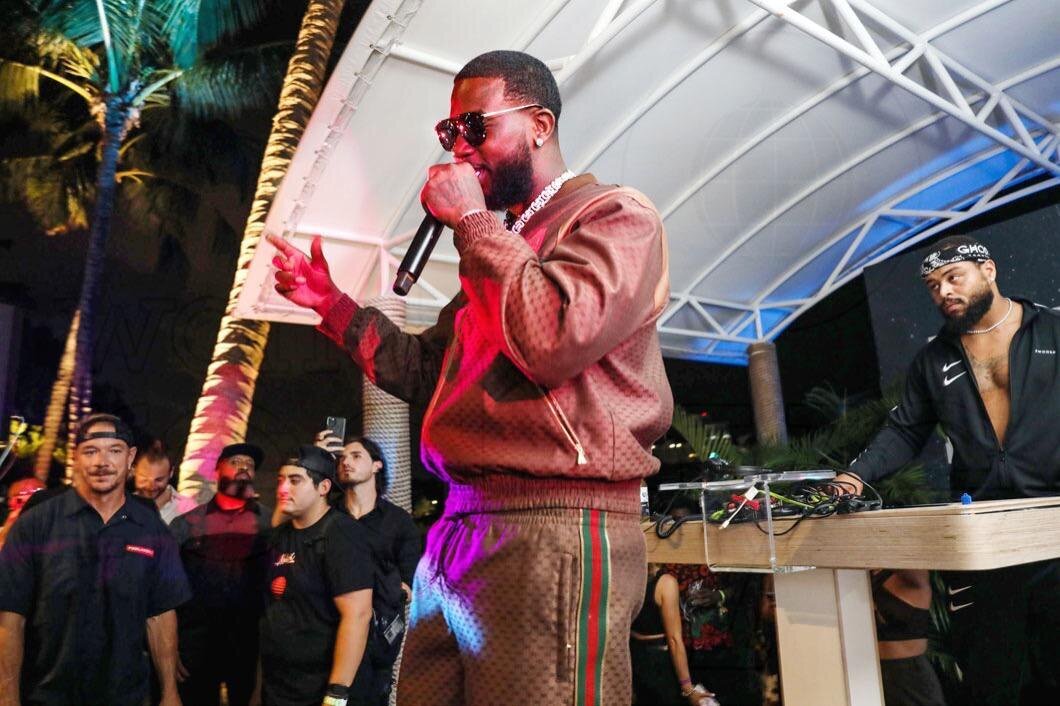 4-9-13-gucci-mane-performing33