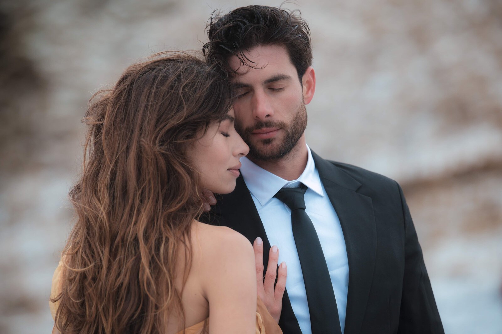 Wind-swept elopement ceremony on the cliffs of Dyrhólaey