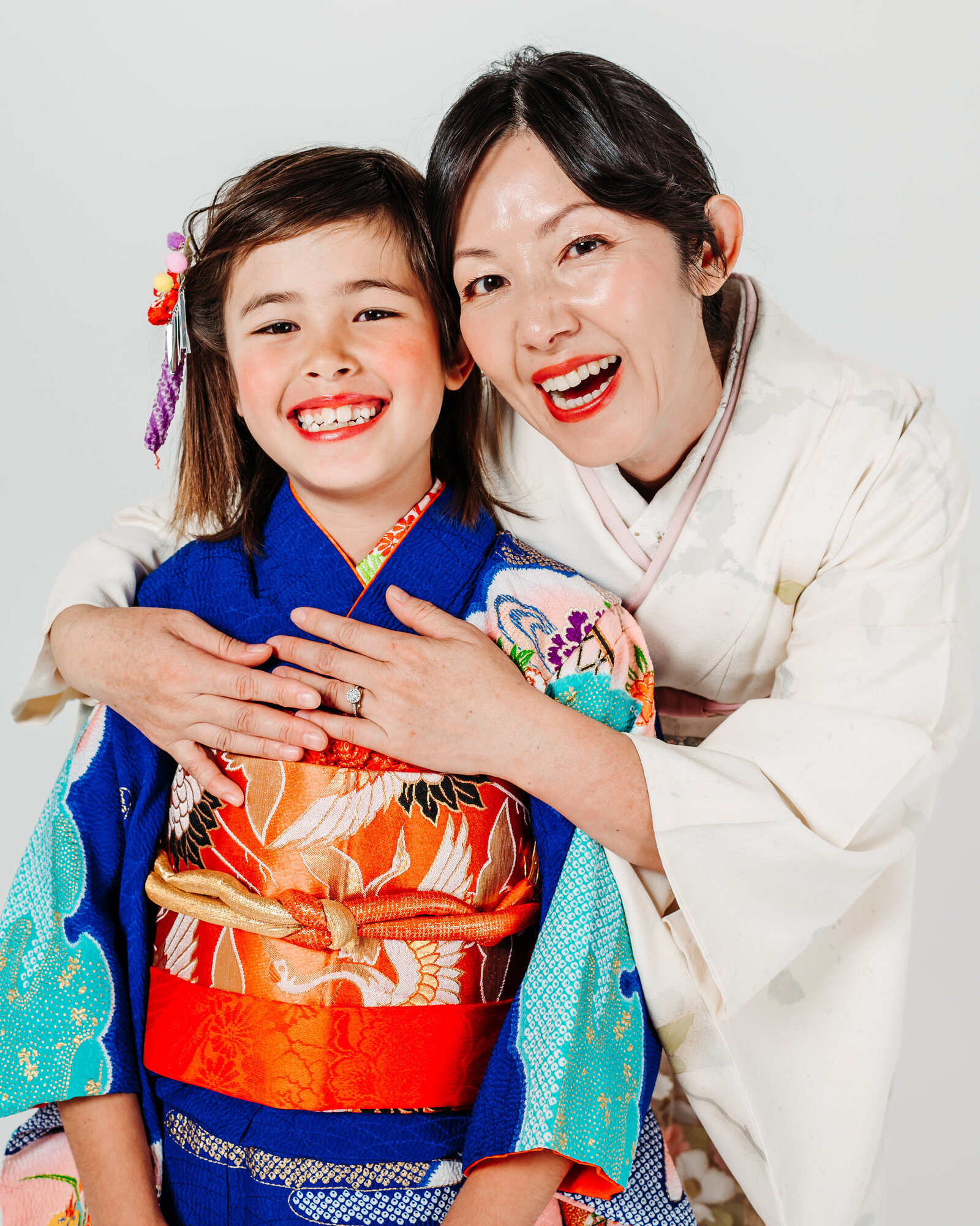 Mother and daughter smiling together in formal kimono for Shichi-Go-San celebration | 七五三 記念 母娘で微笑む着物ポートレート