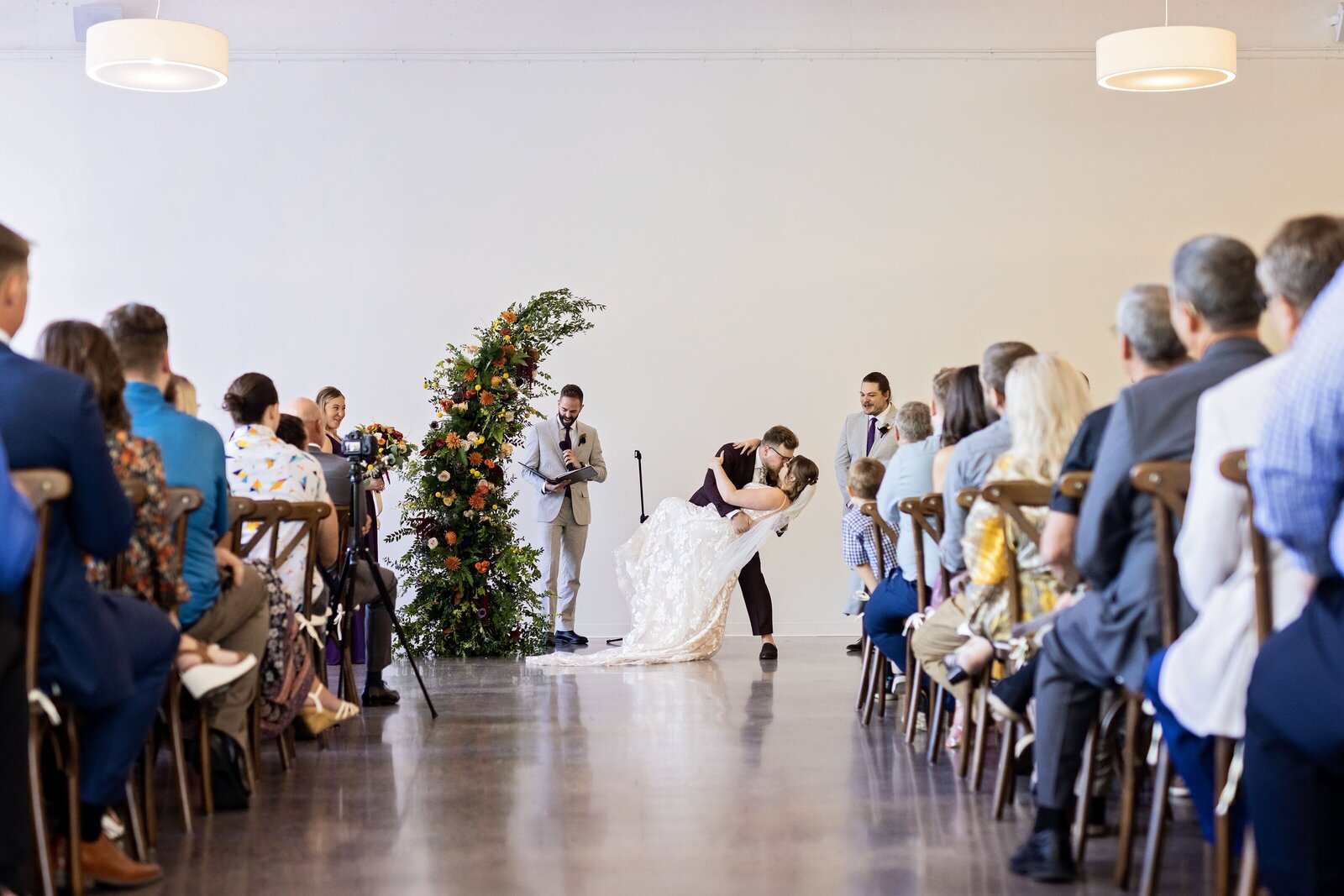 dip-kiss-wedding-ceremony-urban-daisy