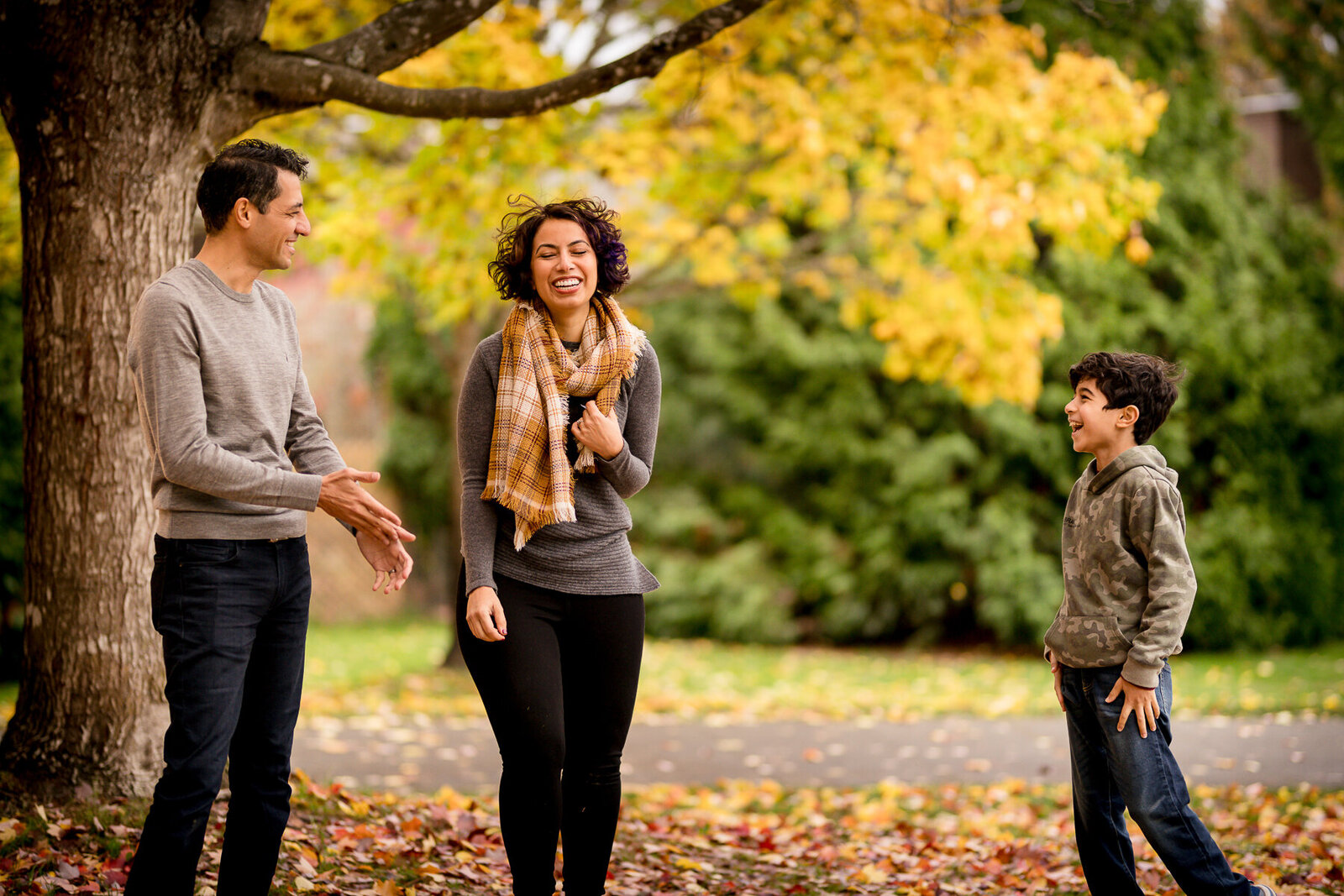 fall-photoshoot-parents-and-son-laughing