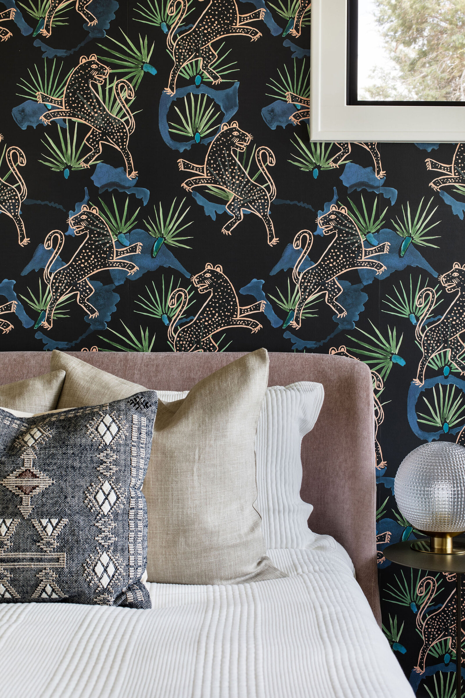leopard+wallpaper+bedroom+design+ideas+nuela+designs