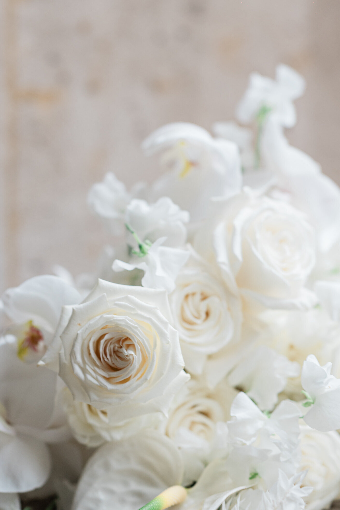 roses-blanches-mariage-luxueux-et-elegant