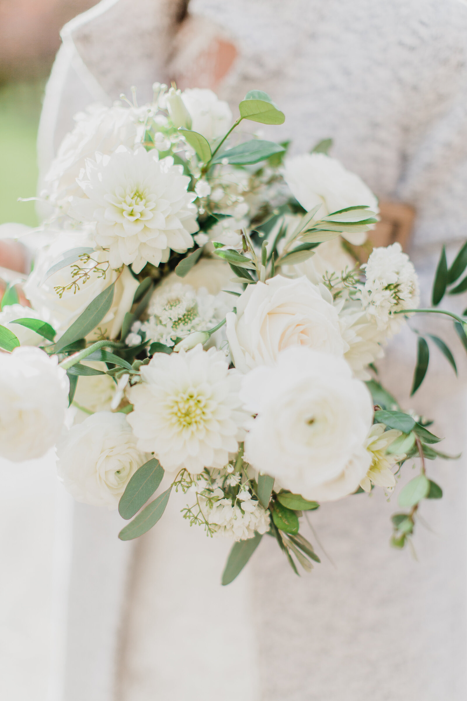 bride holding flowers, wedding bouquets ideas, light and aity