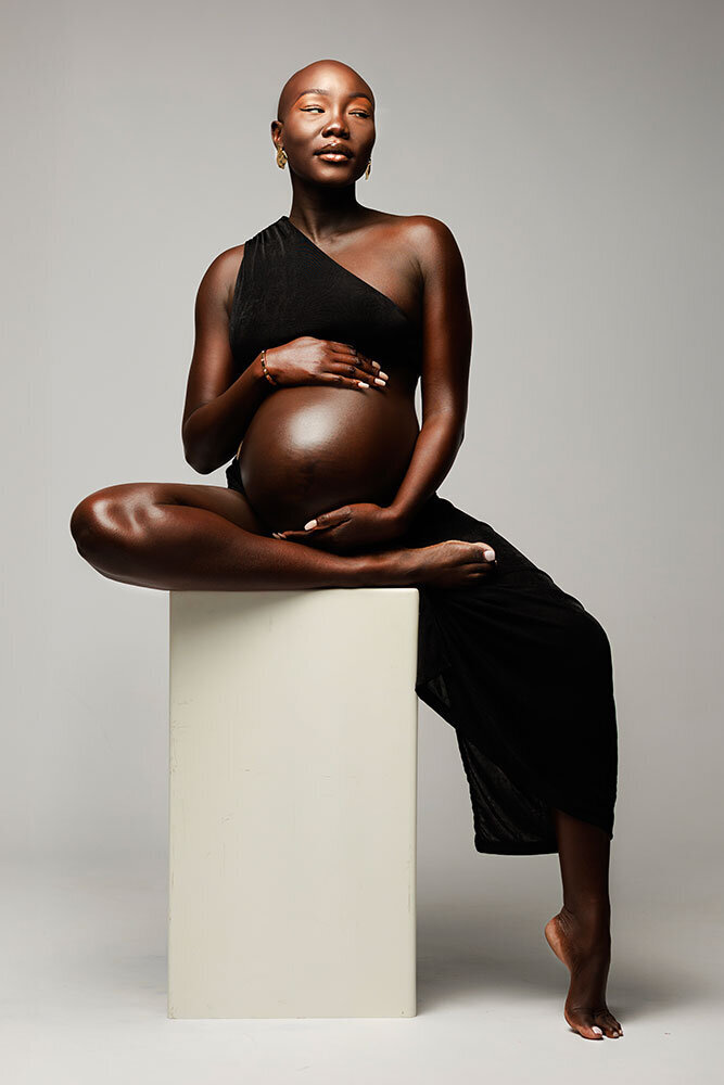 modern-pose-posing-expert-maternity-photographer-studio-white-clean-background