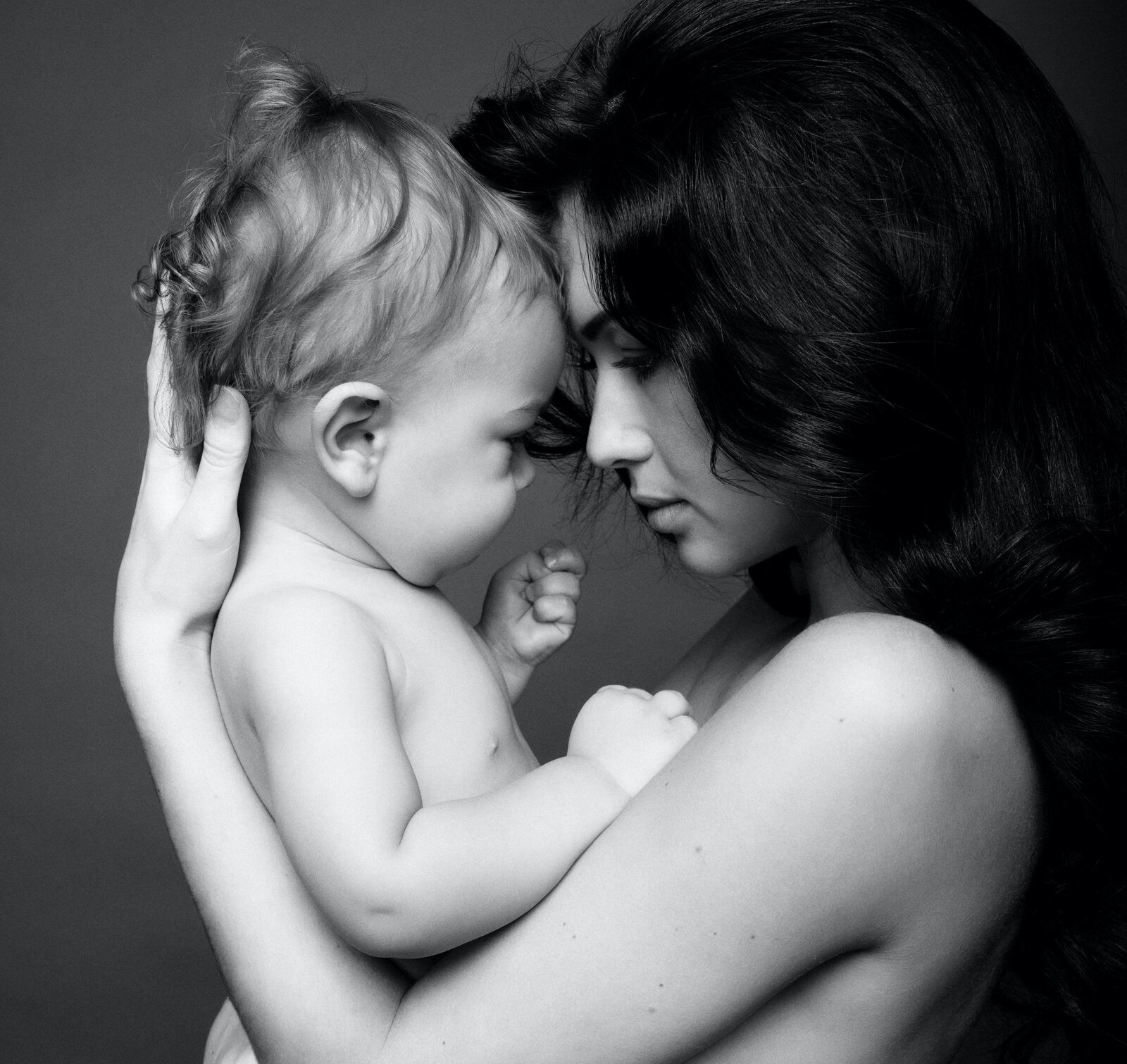 Black and white stunning motherhood portrait by Daisy Rey