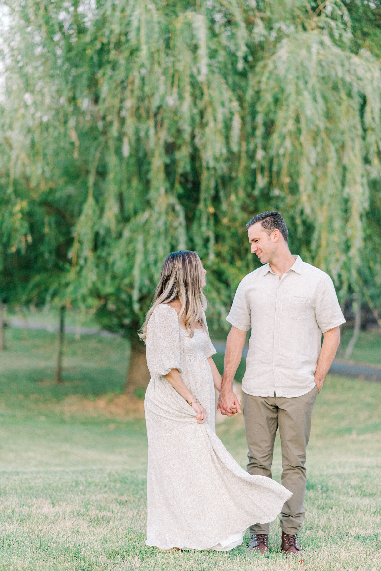 romantic-maternity-photo-poses