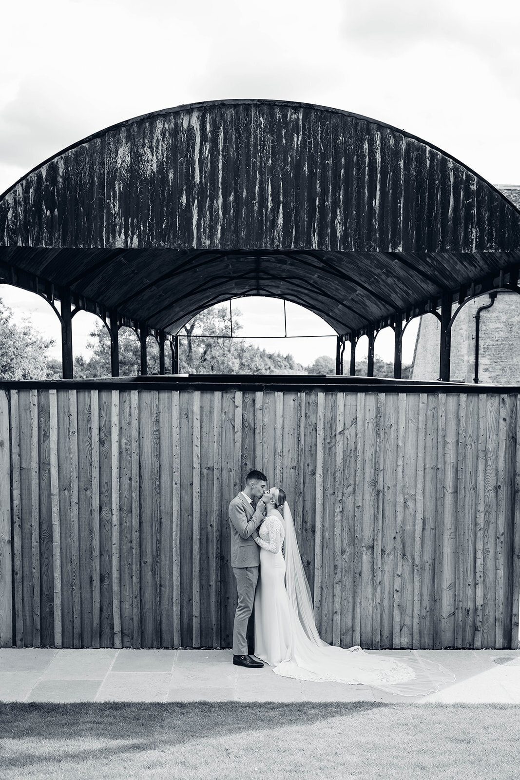 wedding-couples-portraits-under-cotswold-rustic-barn