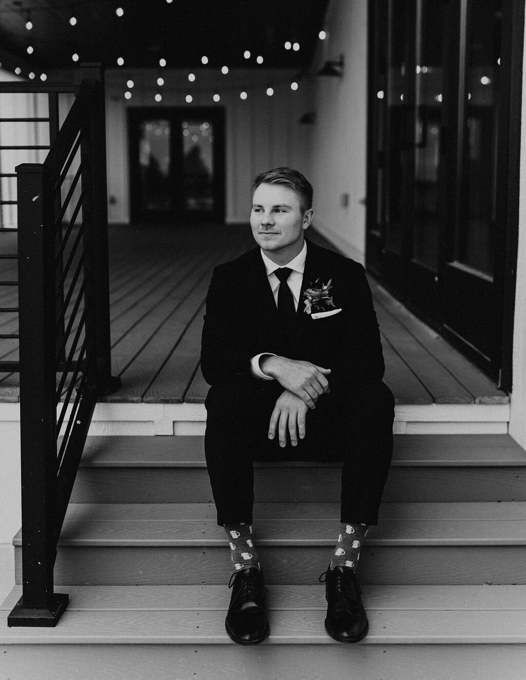 groom-portrait-simple-black-and-white