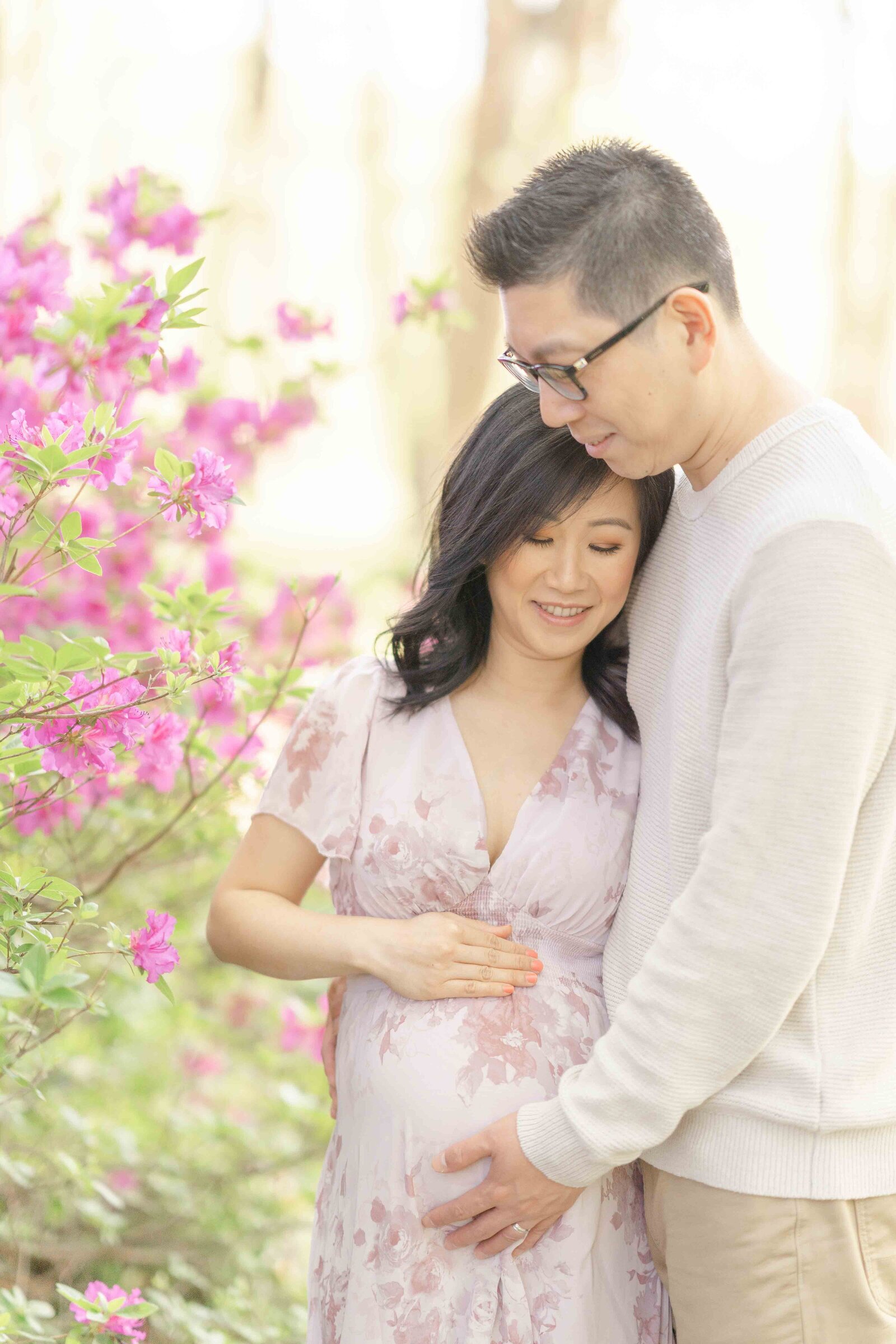 mom leaning on dad during Ashburn, VA maternity picture