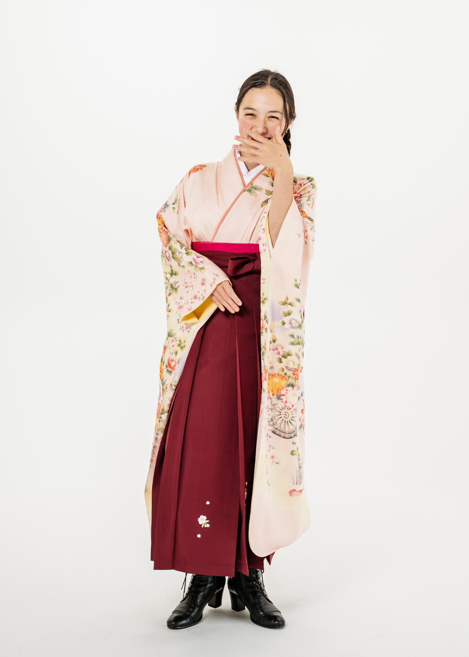 Girl in pink floral kimono and red hakama smiling with hand over mouth | 卒業式 袴 女の子 ピンク着物 笑顔