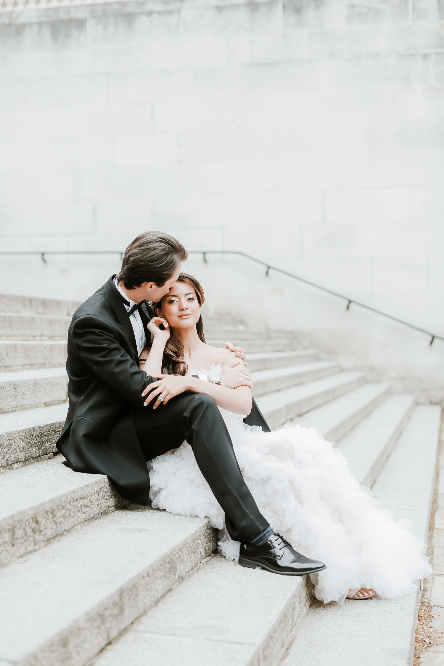 London-wedding-couple-photos-on-stairs
