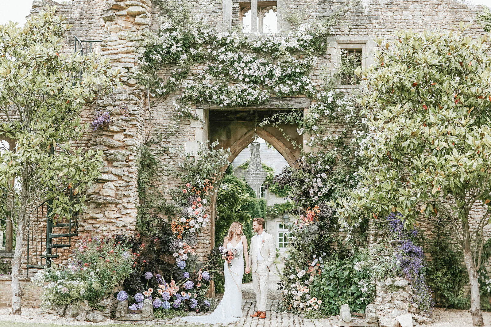 Euridge-Manor-wedding-floral-archway
