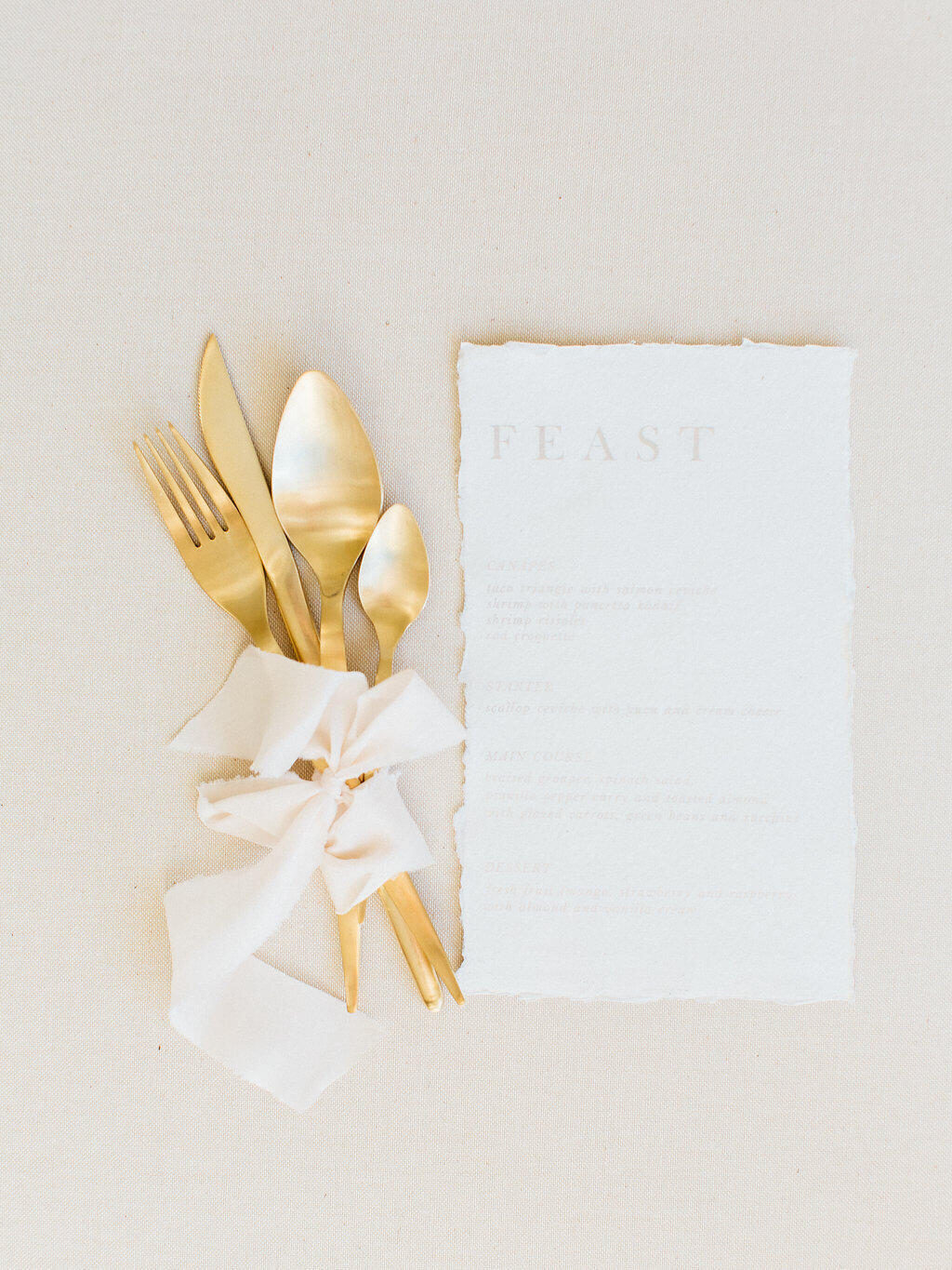 set of gold cutlery and calligraphed paper style by wedidng planner and stylist in portugal , splendida Weddings