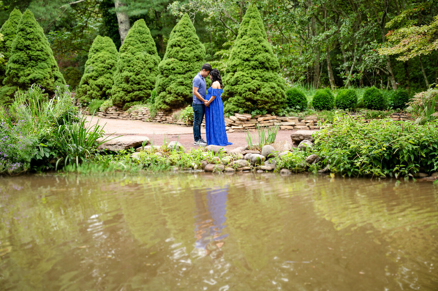 Sayen_Gardens_NJ_Maternity_Couple_Lake