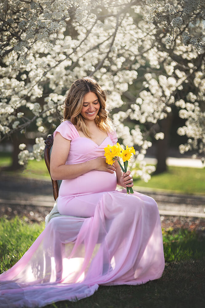 daffodils-maternity-mom-smiling-unique-photography-pregs