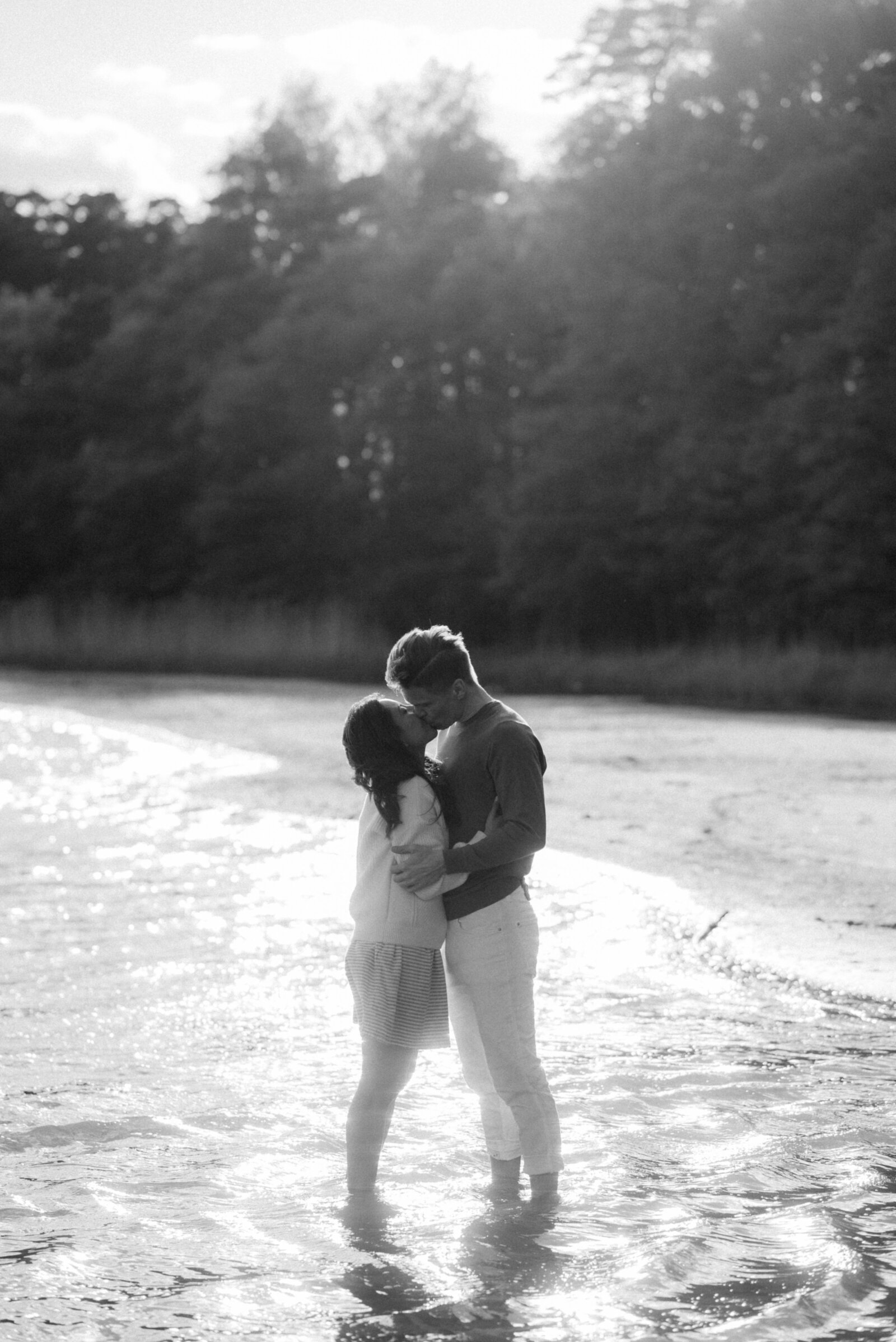Couple on a beach on a photography session with photographer Hannika Gabrielsson