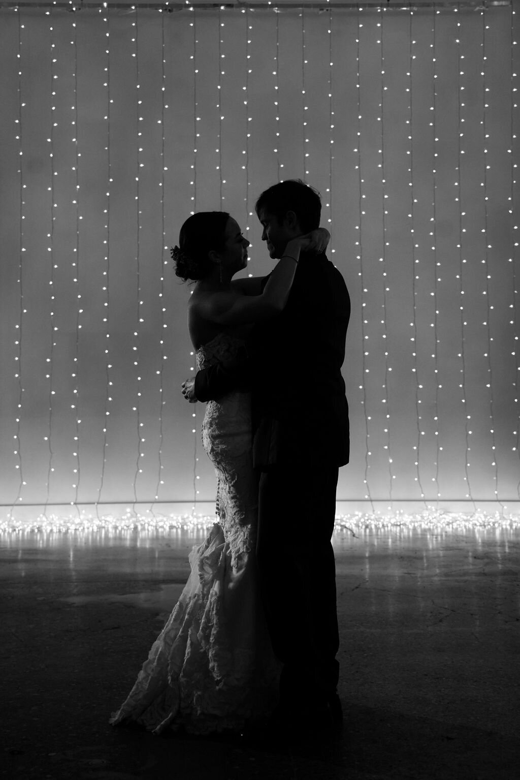 romantic-first-dance-string-light-wall