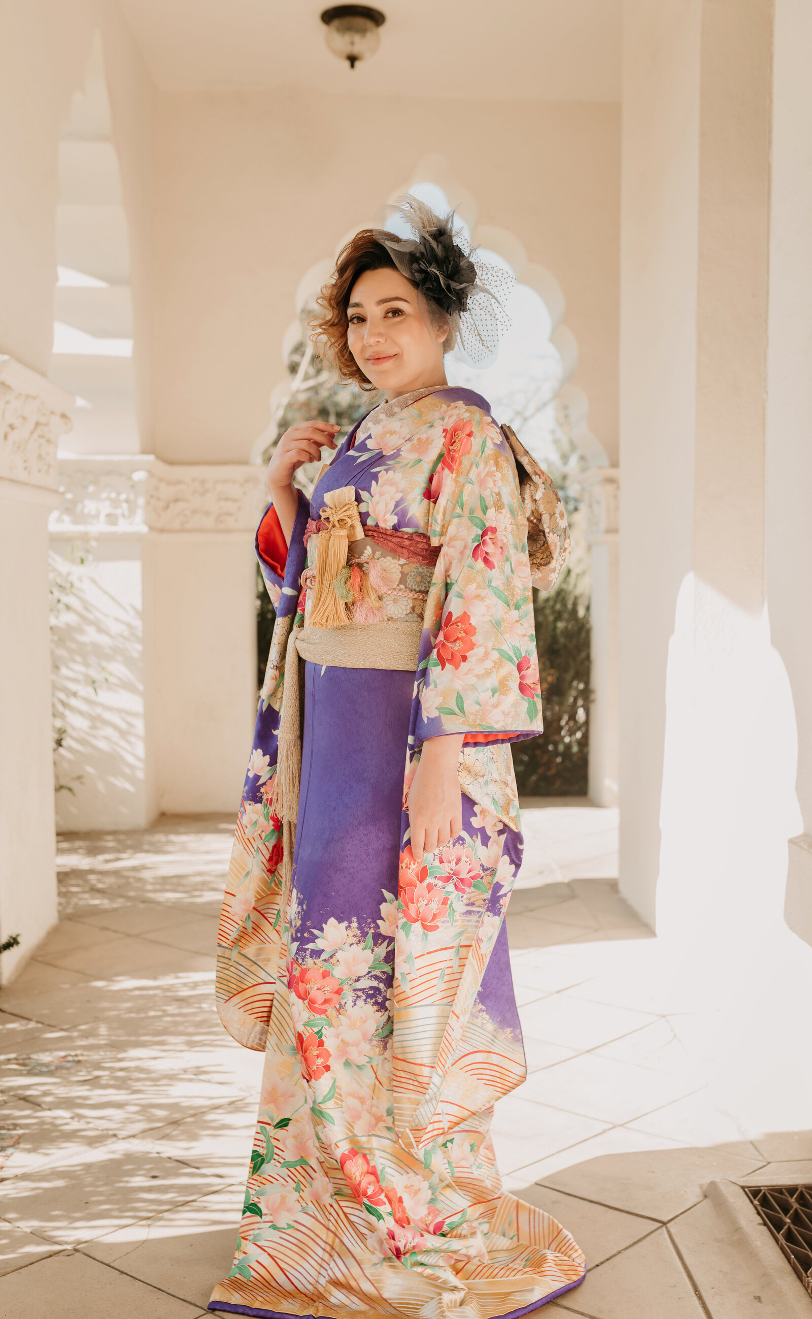 Bride in luxurious purple hikifurisode wedding kimono rental with floral design smiling under soft sunlight at Brand Park Glendale, Los Angeles California | ブランドパーク グレンデール 紫引き振袖レンタル 花嫁ポートレート